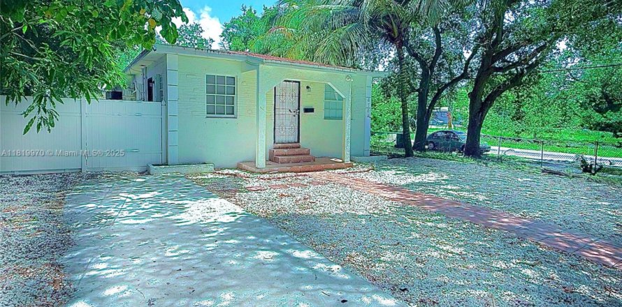 House in Miami, Florida 2 bedrooms, 133.78 sq.m. № 1940342