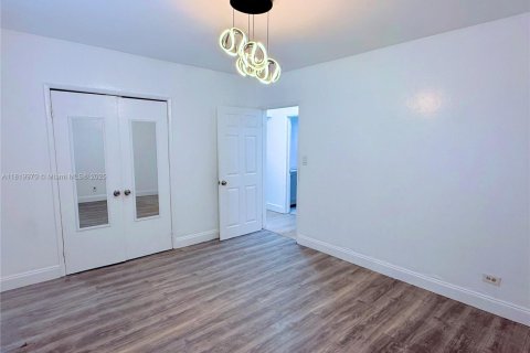 House in Miami, Florida 2 bedrooms, 133.78 sq.m. № 1940342 - photo 7