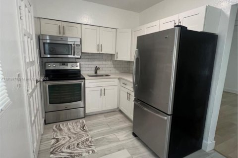 House in Miami, Florida 2 bedrooms, 133.78 sq.m. № 1940342 - photo 6