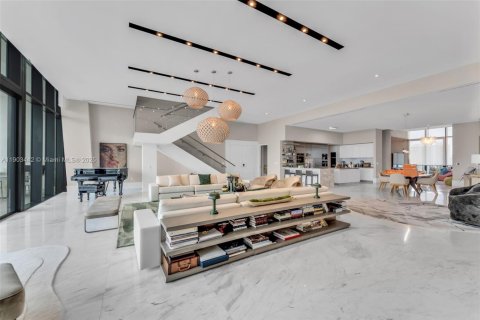 Condominio en alquiler en Aventura, Florida, 6 dormitorios, 575.99 m2 № 1954408 - foto 1