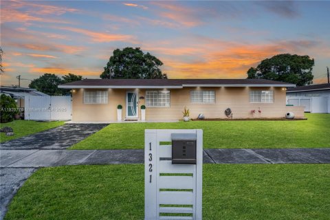 Villa ou maison à vendre à Miami Gardens, Floride: 4 chambres, 124.86 m2 № 1975257 - photo 1