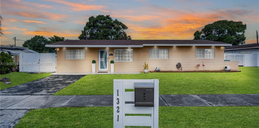 Villa ou maison à Miami Gardens, Floride 4 chambres, 124.86 m2 № 1975257