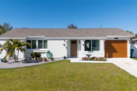 House in Port Charlotte, Florida 3 bedrooms, 86.68 sq.m. № 1524335 - photo 1