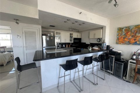 Condominio en alquiler en Miami Beach, Florida, 2 dormitorios, 80.82 m2 № 2031650 - foto 2
