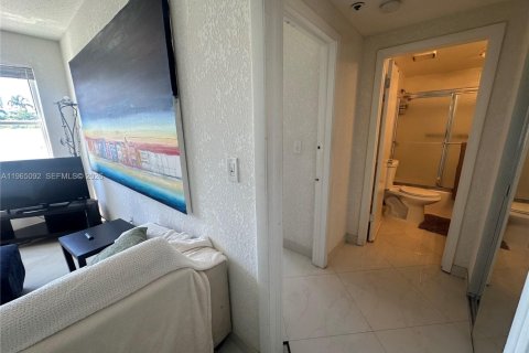 Condominio en alquiler en Miami Beach, Florida, 2 dormitorios, 80.82 m2 № 2031650 - foto 3