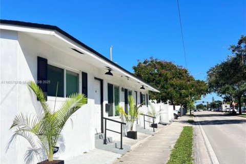 Villa ou maison à louer à Fort Lauderdale, Floride: 2 chambres, 128.39 m2 № 1957164 - photo 1
