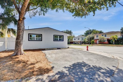 Villa ou maison à louer à Fort Lauderdale, Floride: 2 chambres, 128.39 m2 № 1957164 - photo 3