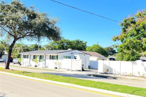 Villa ou maison à louer à Fort Lauderdale, Floride: 2 chambres, 128.39 m2 № 1957164 - photo 2