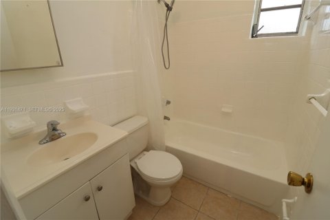 Apartamento en alquiler en Miami, Florida, 2 dormitorios, 69.68 m2 № 1990114 - foto 14
