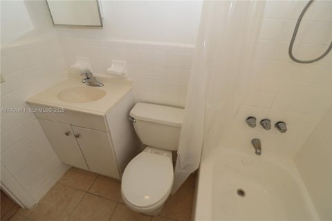 Apartamento en alquiler en Miami, Florida, 2 dormitorios, 69.68 m2 № 1990114 - foto 13