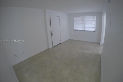 Apartamento en alquiler en Miami, Florida, 2 dormitorios, 69.68 m2 № 1990114 - foto 2