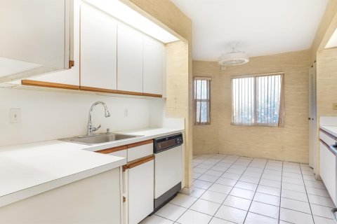 Condo in Coconut Creek, Florida, 2 bedrooms  № 2246750 - photo 13