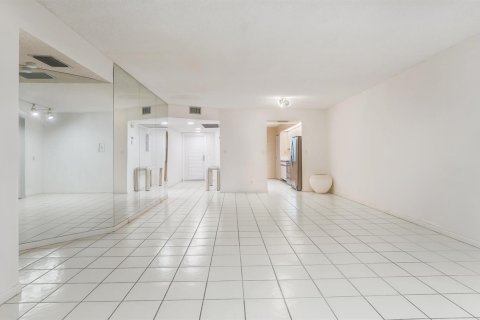 Condo in Coconut Creek, Florida, 2 bedrooms  № 2246750 - photo 10