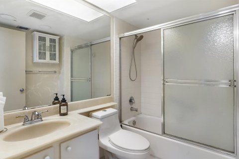 Condo in Coconut Creek, Florida, 2 bedrooms  № 2246750 - photo 24