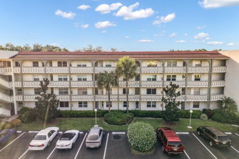 Condo in Coconut Creek, Florida, 2 bedrooms  № 2246750 - photo 2