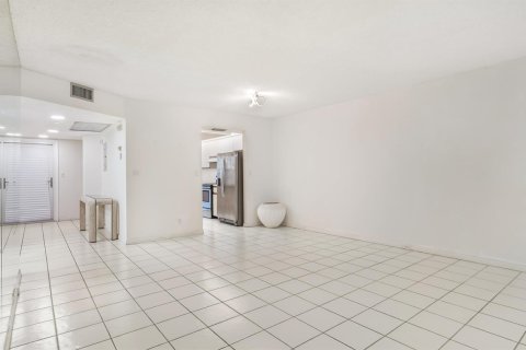 Condo in Coconut Creek, Florida, 2 bedrooms  № 2246750 - photo 11