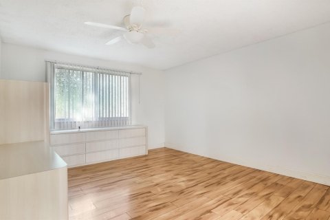 Condo in Coconut Creek, Florida, 2 bedrooms  № 2246750 - photo 17