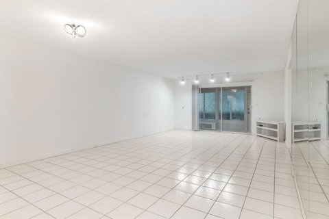 Condo in Coconut Creek, Florida, 2 bedrooms  № 2246750 - photo 9