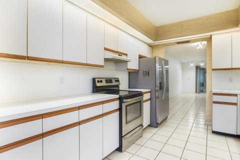 Condo in Coconut Creek, Florida, 2 bedrooms  № 2246750 - photo 12