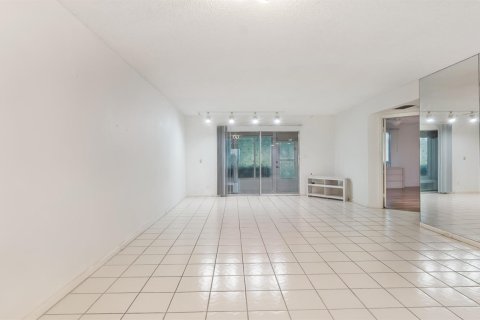 Condo in Coconut Creek, Florida, 2 bedrooms  № 2246750 - photo 8