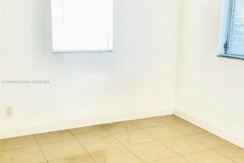 Снять в аренду кондоминиум в Форт-Лодердейл, Флорида 2 спальни, 74.32м2, № 1973099 - фото 3