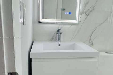 House in Miami Gardens, Florida 3 bedrooms, 94.02 sq.m. № 1963220 - photo 11