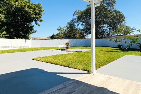 House in Miami Gardens, Florida 3 bedrooms, 94.02 sq.m. № 1963220 - photo 29