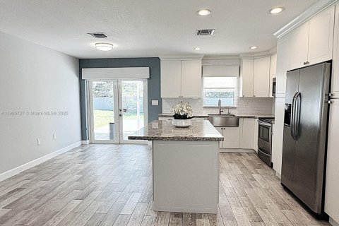 House in Miami Gardens, Florida 3 bedrooms, 94.02 sq.m. № 1963220 - photo 4