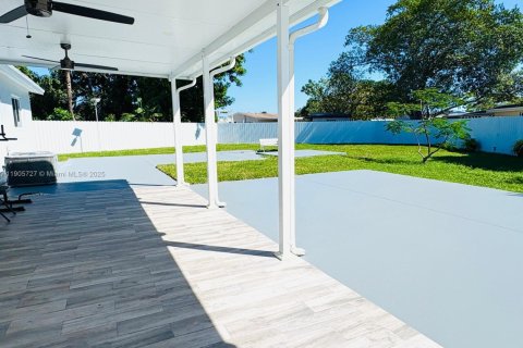 House in Miami Gardens, Florida 3 bedrooms, 94.02 sq.m. № 1963220 - photo 28