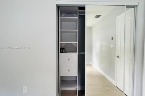 House in Miami Gardens, Florida 3 bedrooms, 94.02 sq.m. № 1963220 - photo 23