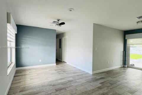 House in Miami Gardens, Florida 3 bedrooms, 94.02 sq.m. № 1963220 - photo 8