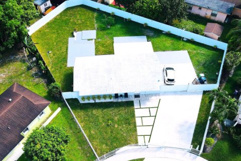 House in Miami Gardens, Florida 3 bedrooms, 94.02 sq.m. № 1963220 - photo 2