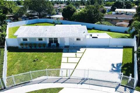 House in Miami Gardens, Florida 3 bedrooms, 94.02 sq.m. № 1963220 - photo 1