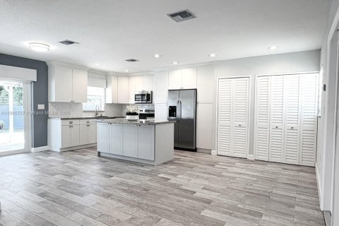 House in Miami Gardens, Florida 3 bedrooms, 94.02 sq.m. № 1963220 - photo 3