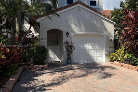 Adosado en Hollywood, Florida 3 dormitorios, 162.39 m2 № 2030618