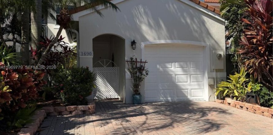 Adosado en Hollywood, Florida 3 dormitorios, 162.39 m2 № 2030618