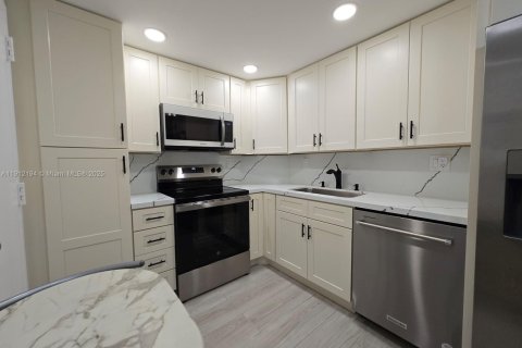Condo in Sunny Isles Beach, Florida, 1 bedroom № 2090086 - photo 25