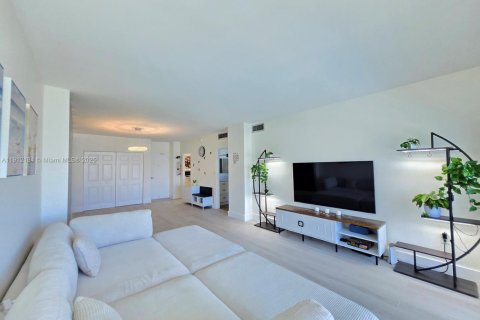 Condo in Sunny Isles Beach, Florida, 1 bedroom № 2090086 - photo 18