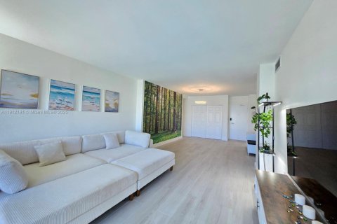 Condo in Sunny Isles Beach, Florida, 1 bedroom № 2090086 - photo 16