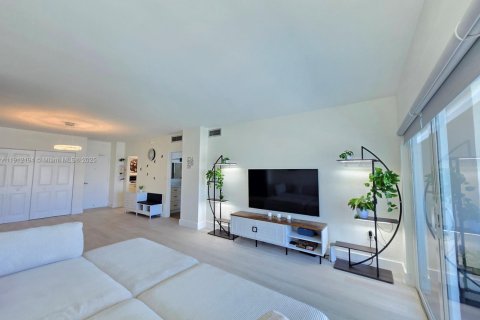 Condo in Sunny Isles Beach, Florida, 1 bedroom № 2090086 - photo 17