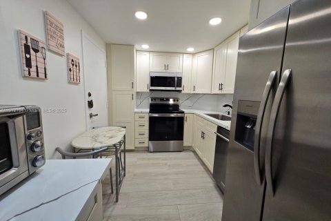 Condo in Sunny Isles Beach, Florida, 1 bedroom № 2090086 - photo 19