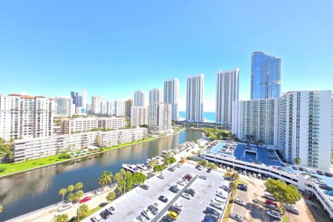 Condo in Sunny Isles Beach, Florida, 1 bedroom № 2090086 - photo 11