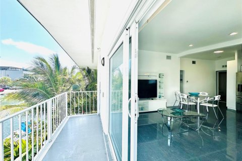 Condominio en venta en North Miami Beach, Florida, 2 dormitorios, 91.97 m2 № 1895254 - foto 1