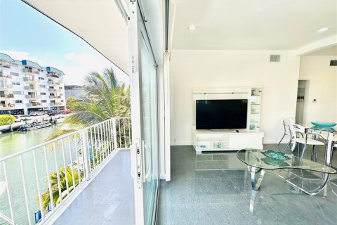 Condominio en venta en North Miami Beach, Florida, 2 dormitorios, 91.97 m2 № 1895254 - foto 2