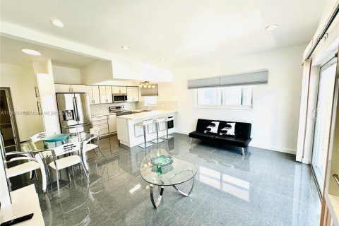 Condominio en venta en North Miami Beach, Florida, 2 dormitorios, 91.97 m2 № 1895254 - foto 5