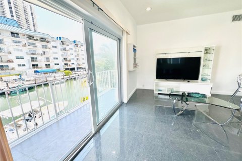 Condominio en venta en North Miami Beach, Florida, 2 dormitorios, 91.97 m2 № 1895254 - foto 3
