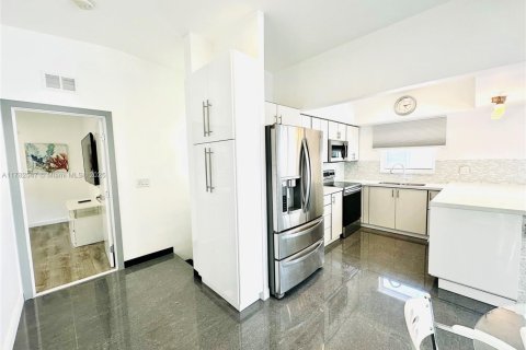 Condominio en venta en North Miami Beach, Florida, 2 dormitorios, 91.97 m2 № 1895254 - foto 11