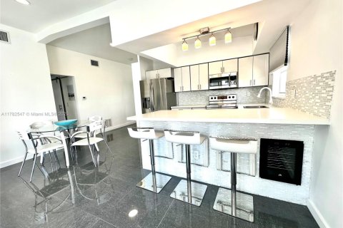 Condominio en venta en North Miami Beach, Florida, 2 dormitorios, 91.97 m2 № 1895254 - foto 8