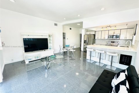 Condominio en venta en North Miami Beach, Florida, 2 dormitorios, 91.97 m2 № 1895254 - foto 4