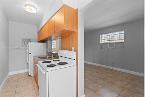 Condo in Miami, Florida, 1 bedroom  № 2033734 - photo 9